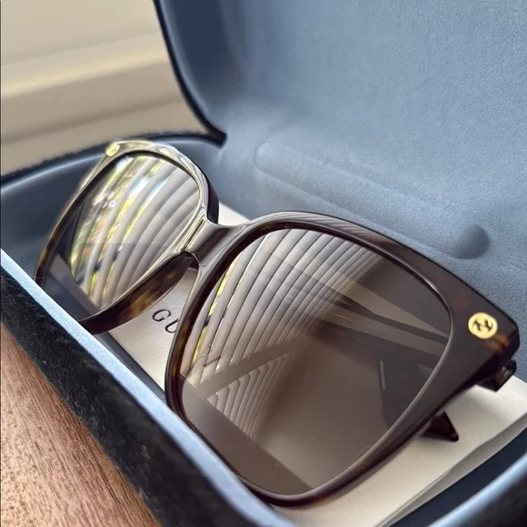 Gucci 57mm square sunglasses NEVER WORN - Picture 2 of 4